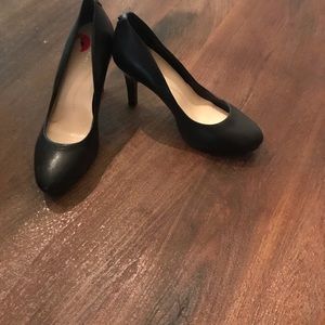 Tahari black pumps